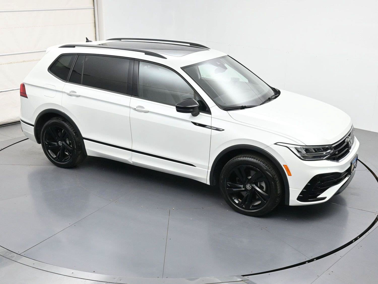 Certified 2024 Volkswagen Tiguan SE R-Line AWD/4WD image 35