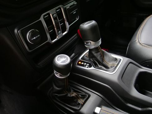 Used 2023 Jeep Gladiator Overland AWD/4WD image 14