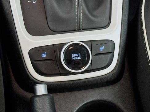 Used 2024 Hyundai Venue Limited image 22