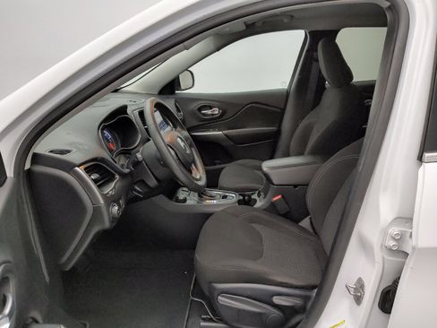 Used 2019 Jeep Cherokee Latitude w/ Popular Appearance Group AWD/4WD image 17
