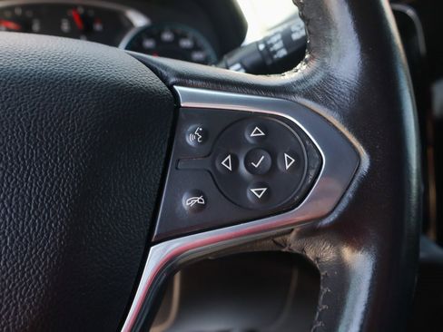 Used 2022 Chevrolet Traverse LT image 25