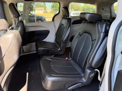 Used 2024 Chrysler Pacifica Touring-L FWD image 4
