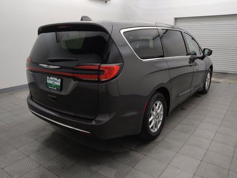 Used 2023 Chrysler Pacifica Touring-L FWD image 9