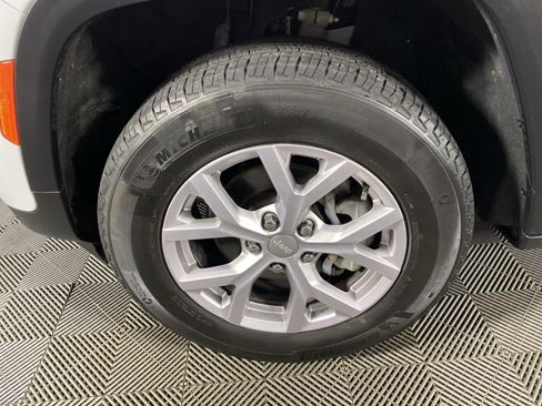 Used 2022 Jeep Grand Cherokee Limited image 15