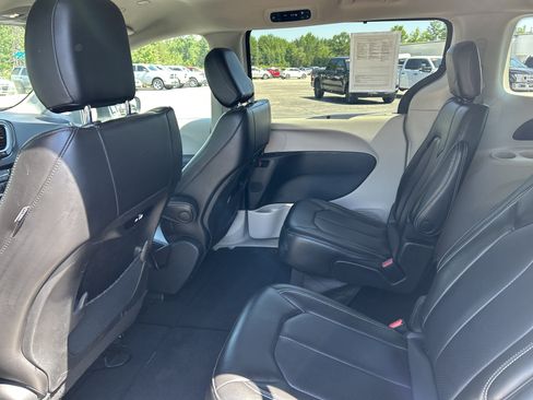 Used 2023 Chrysler Pacifica Touring-L FWD image 12