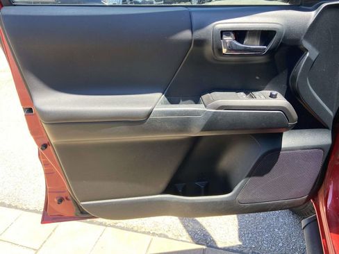 Used 2016 Toyota Tacoma TRD Sport w/ Towing Package RWD image 11
