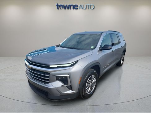 Used 2026 Chevrolet Traverse LT AWD/4WD image 2