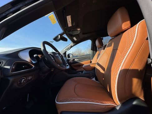 New 2026 Chrysler Pacifica Pinnacle image 14