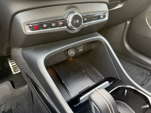 Used 2022 Volvo XC40 T5 R-Design w/ Advanced Package image 19