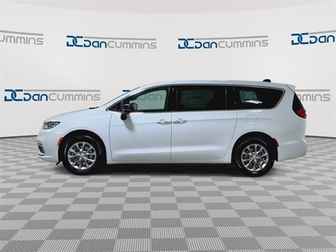 New 2026 Chrysler Pacifica Limited image 5