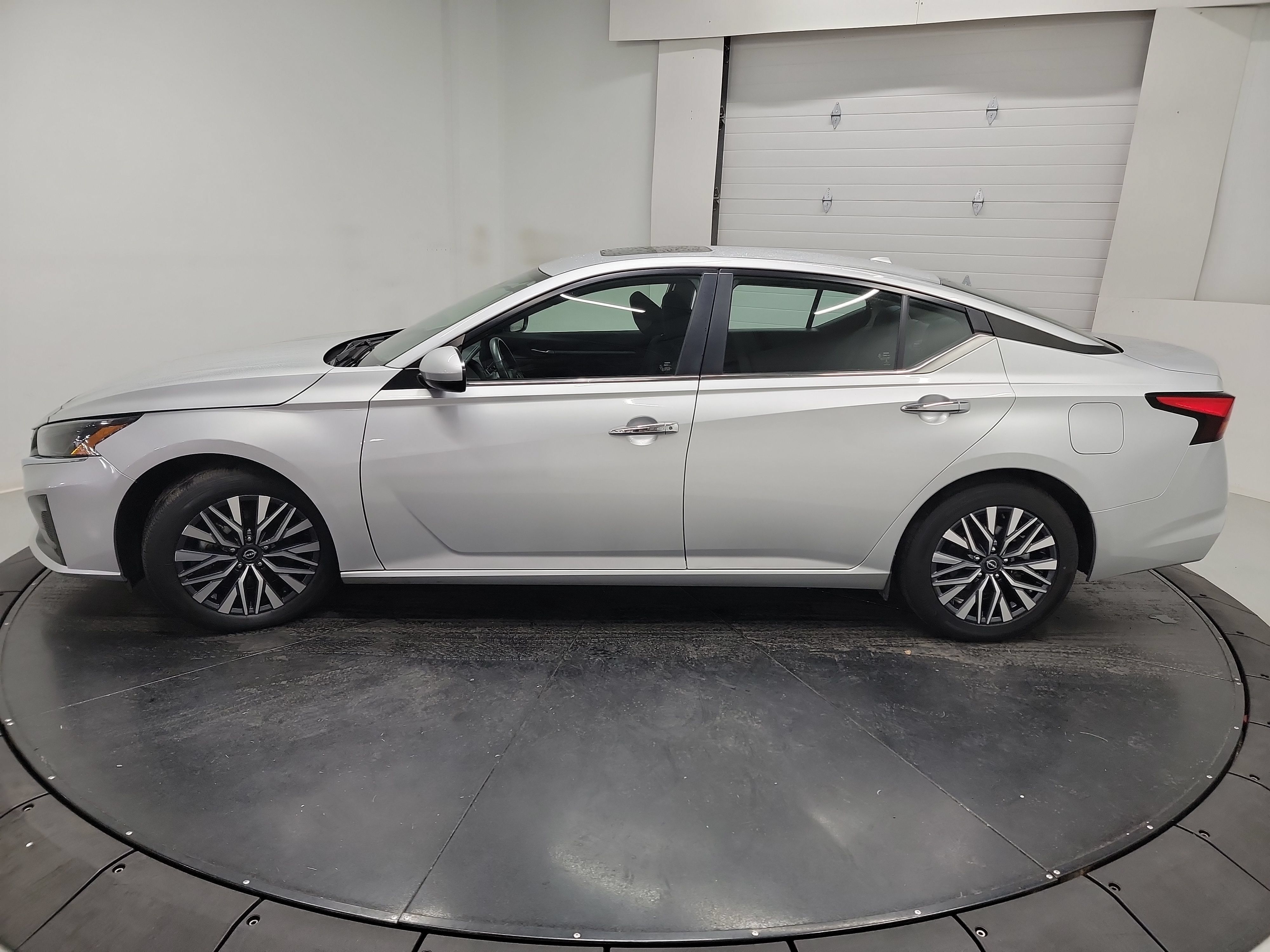 Used 2023 Nissan Altima 2.5 SV w/ SV Premium Package FWD image 4