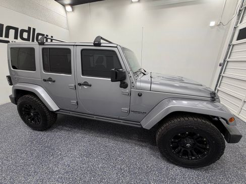 Used 2015 Jeep Wrangler Unlimited Sahara AWD/4WD image 8