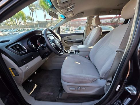 Used 2019 Kia Sedona LX image 23