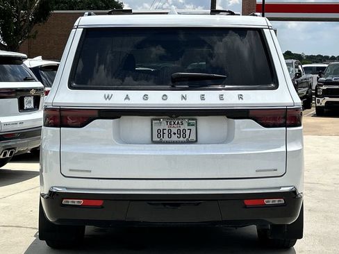 Used 2023 Jeep Wagoneer Series III w/ Premium Group I AWD/4WD image 5