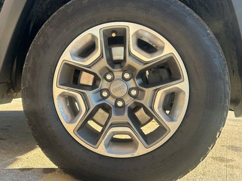 Used 2019 Jeep Cherokee Trailhawk w/ Cold Weather Group image 38