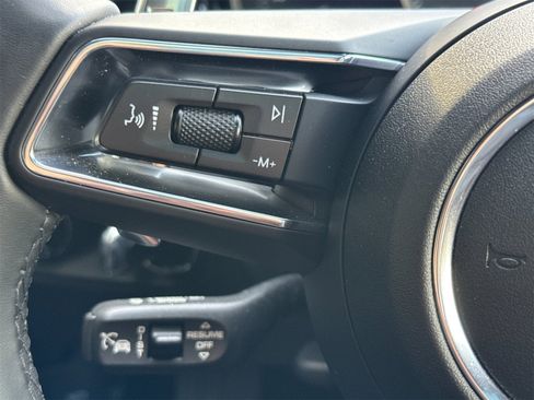 Used 2025 Porsche Macan image 27