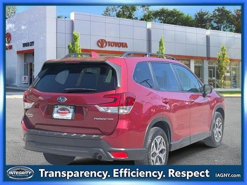 Used 2023 Subaru Forester Premium image 6