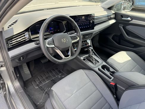 Used 2025 Volkswagen Jetta SE w/ Sunroof Package FWD image 16