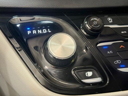Used 2018 Chrysler Pacifica Touring-L w/ Premium Audio Group FWD image 33