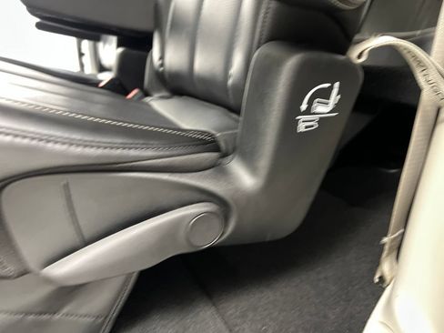 Used 2024 Chrysler Pacifica Touring-L FWD image 18