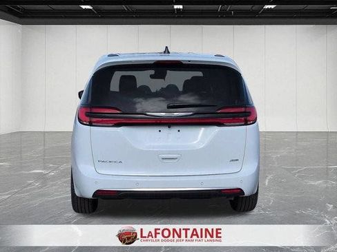 New 2026 Chrysler Pacifica Select AWD/4WD image 4