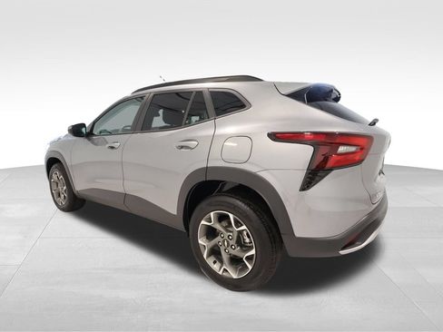 Used 2025 Chevrolet Trax LT FWD image 2