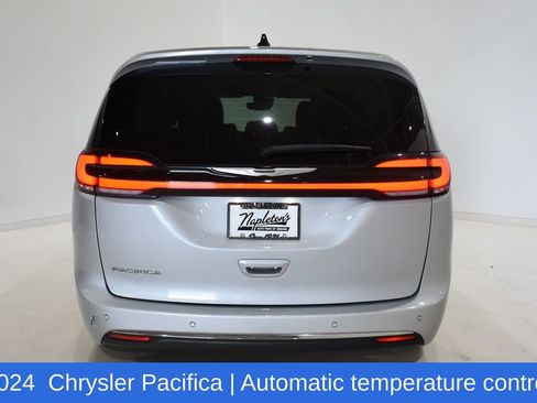Used 2024 Chrysler Pacifica Touring-L FWD image 5