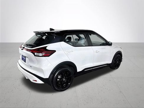 Used 2023 Nissan Kicks SR w/ SR Premium Package FWD image 6
