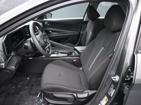 Certified 2025 Hyundai Elantra SE FWD image 18