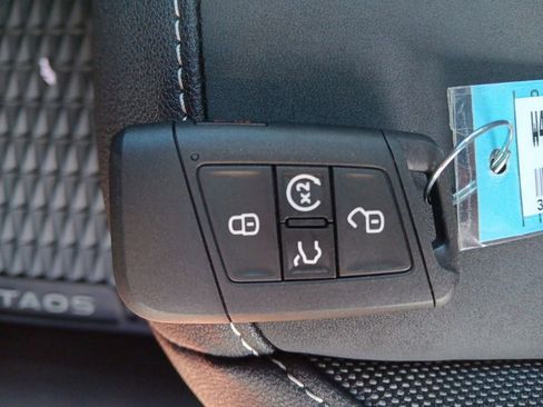 Used 2024 Volkswagen Taos SE w/ Panoramic Sunroof Package image 30