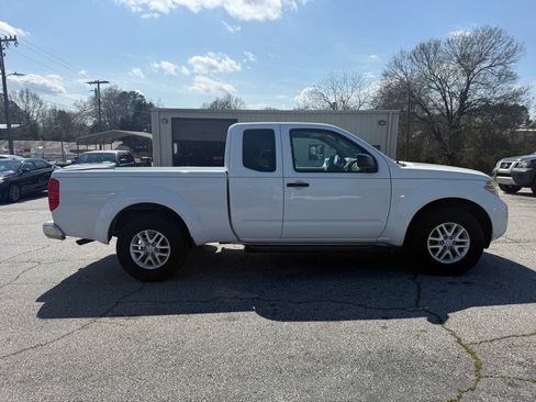Used 2017 Nissan Frontier SV image 8