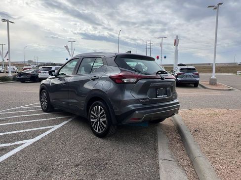 Used 2022 Nissan Kicks SV image 3
