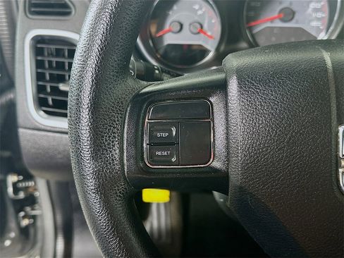 Used 2013 Dodge Avenger SE image 24