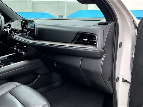 Used 2025 Chevrolet Suburban Z71 AWD/4WD image 13