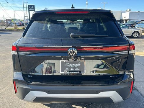 New 2025 Volkswagen Tiguan SE image 3