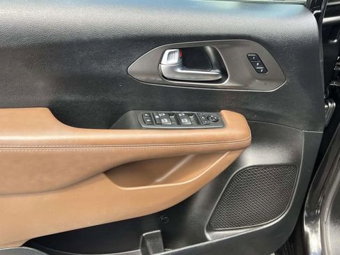 Used 2019 Chrysler Pacifica Limited FWD image 18