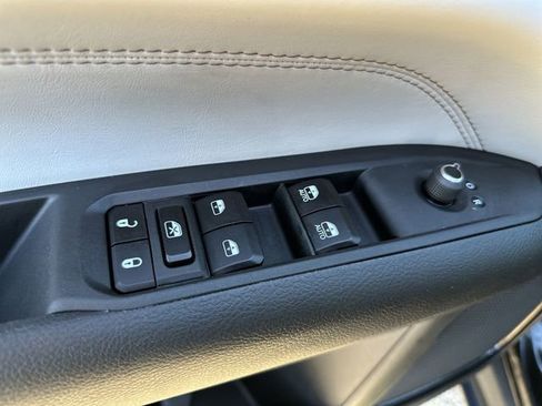 Used 2023 Jeep Compass Limited image 17