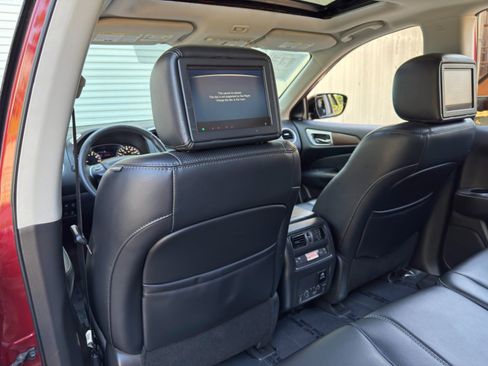 Used 2017 Nissan Pathfinder Platinum w/ Family Entertainment Package AWD/4WD image 38