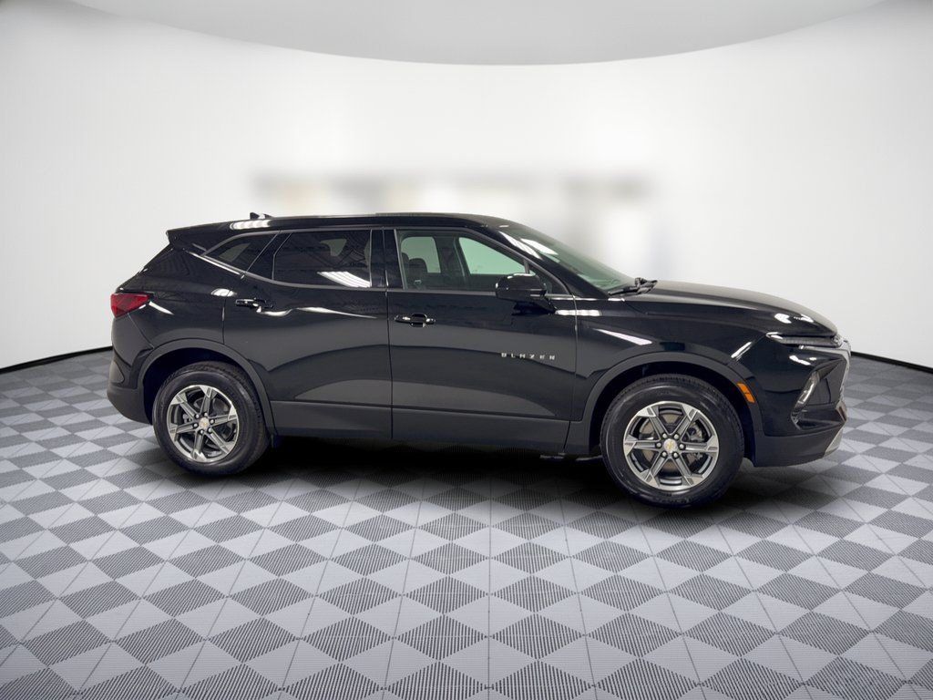 Used 2025 Chevrolet Blazer LT FWD image 8