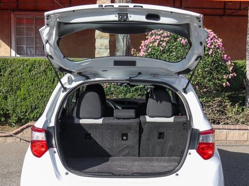 Used 2018 Toyota Yaris LE w/ Carpet Mat Package FWD image 8