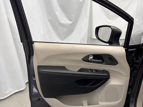 Used 2023 Chrysler Pacifica Touring-L FWD image 12