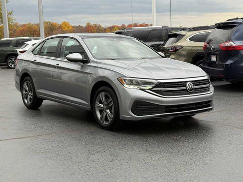 Certified 2023 Volkswagen Jetta SE w/ Panoramic Sunroof Package image 3