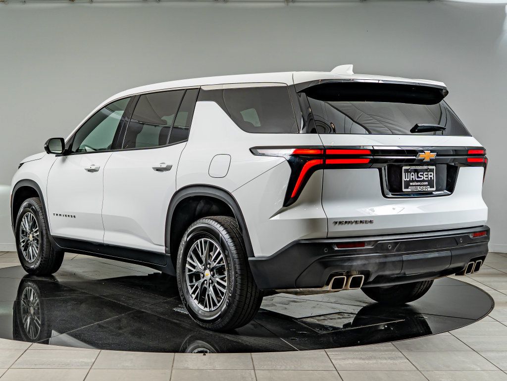 Used 2024 Chevrolet Traverse LS FWD image 7