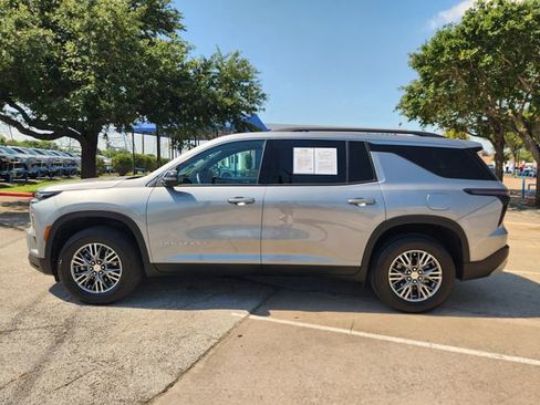 Used 2025 Chevrolet Traverse LT FWD image 4