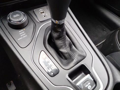 Used 2019 Jeep Cherokee Latitude Plus w/ Comfort/Convenience Group image 38