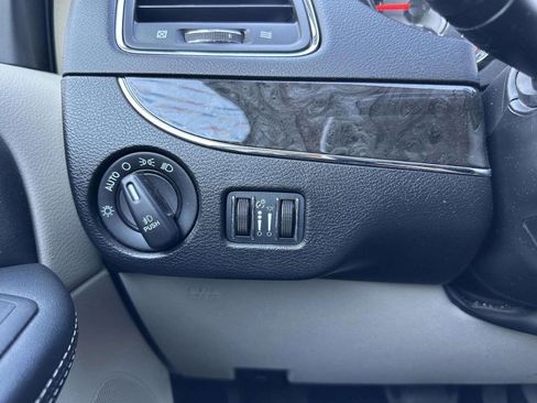 Used 2016 Chrysler Town & Country Touring-L FWD image 25