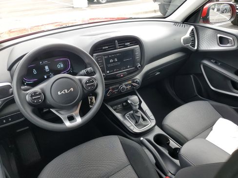 Used 2025 Kia Soul LX w/ LX Technology Package image 9