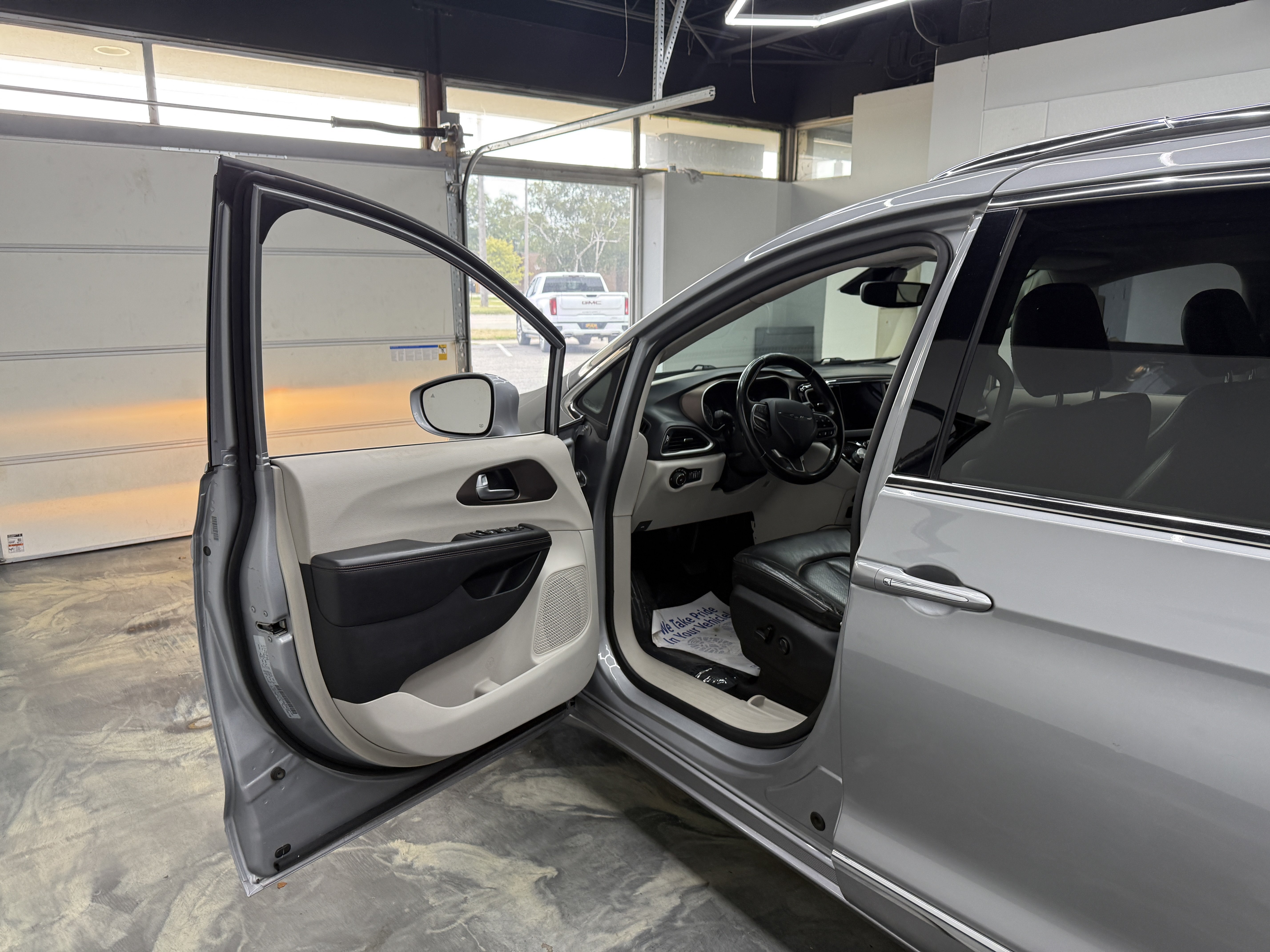 Used 2018 Chrysler Pacifica Touring-L FWD image 10
