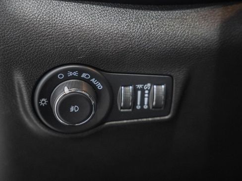 Certified 2025 Jeep Compass Latitude w/ Sun & Sound Group AWD/4WD image 50