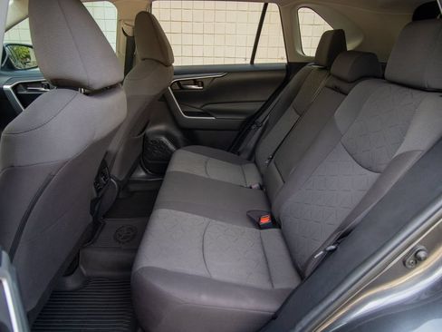 Used 2021 Toyota RAV4 XLE FWD image 16